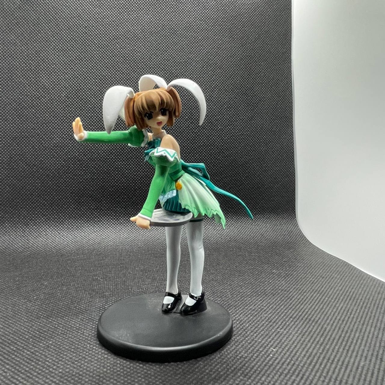 Tomomi Aizawa Capsule Figure — photo 1
